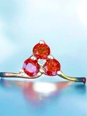 925 sterling silver ring with 3 garnet stones. Sz 7. NWOT